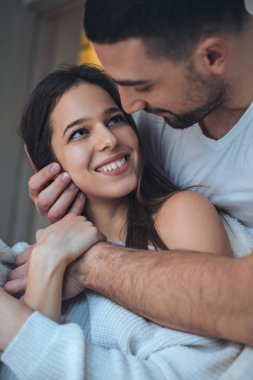 Holding ve birbirine yatak odasında bakarak aşık çift