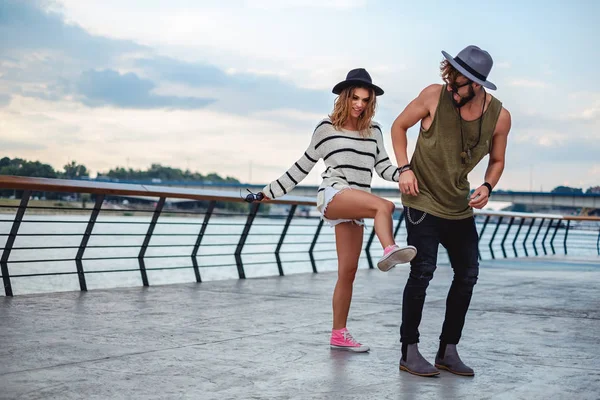 Girlfriend Having Fun While Kicking Boyfriend Back — Stock Photo, Image