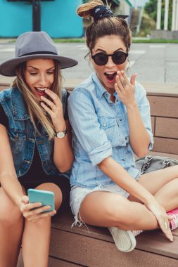 Dışarıda otururken cep telefonu arayan kız şok