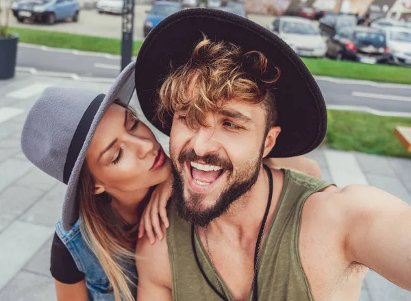 Selfie dışında götürüyor iken erkek öpüşme kız