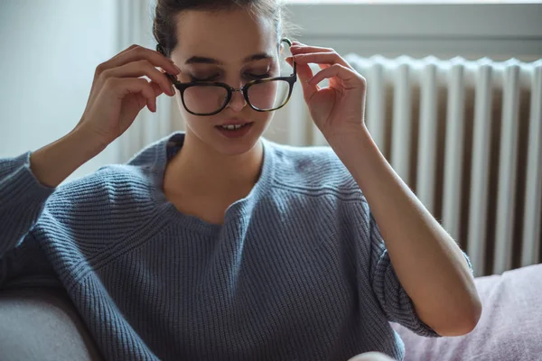 Hermosa Chica Poniéndose Gafas Habitación — Foto de Stock