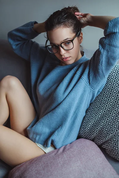 Menina Sexy Com Óculos Fazendo Pão Cabelo Sofá — Fotografia de Stock