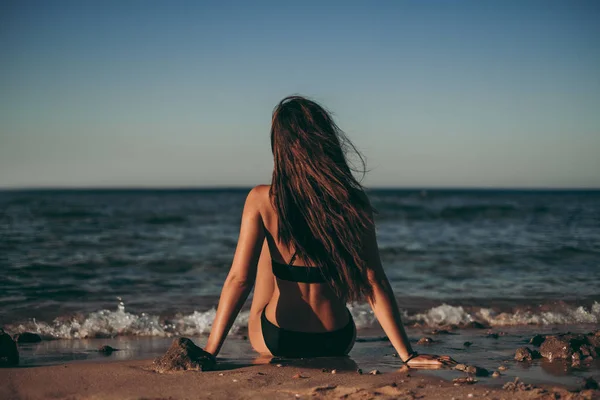 Chica Con Viento Pelo Sentada Playa Mirando Hacia Horizonte —  Fotos de Stock