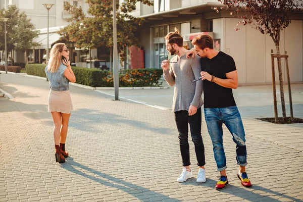 Vänner Flirta Med Bortgång Flicka Som Talar Telefon — Stockfoto