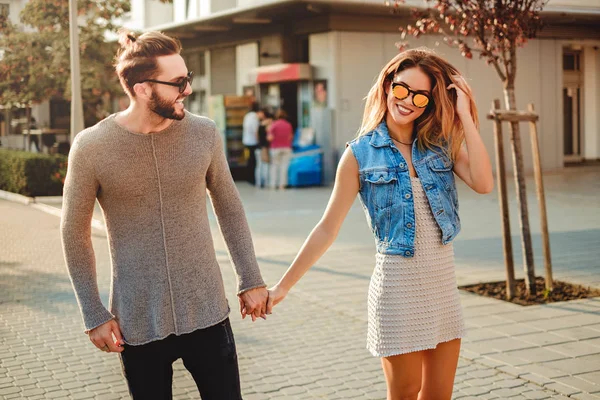 Pareja Sonriente Cogida Mano Caminando Por Acera —  Fotos de Stock