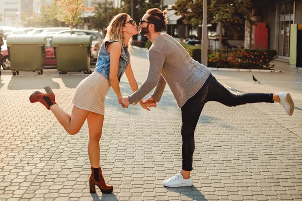 情侣接吻滑稽和牵手在人行道上 — 图库照片