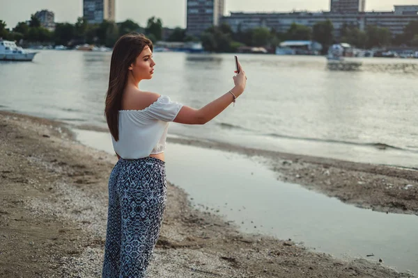 Hermosa Chica Morena Tomando Selfie Playa —  Fotos de Stock