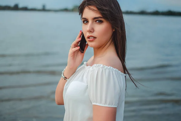 Krásná Brunetka Vážným Výrazem Mluví Telefonu Řeky — Stock fotografie