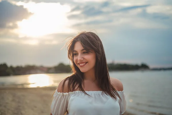 Retrato Una Hermosa Chica Sonriendo Playa Mirando Lado — Foto de Stock