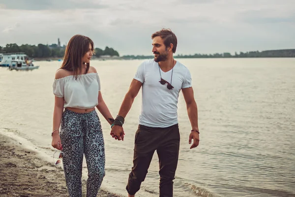 Coppia Sorridente Che Tiene Mano Guarda Mentre Cammina Sulla Spiaggia — Foto Stock