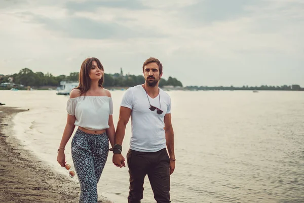 Coppia Felice Che Tiene Mano Mentre Cammina Sulla Spiaggia — Foto Stock