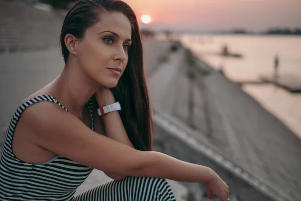 Retrato Una Hermosa Morena Junto Río Atardecer —  Fotos de Stock