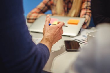 El hareketi yaparken office toplantıda açıklayan mans