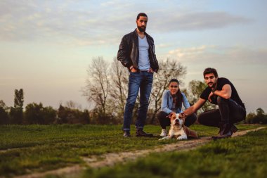 Çayır yolu ile onların köpek ayakta arkadaşlar