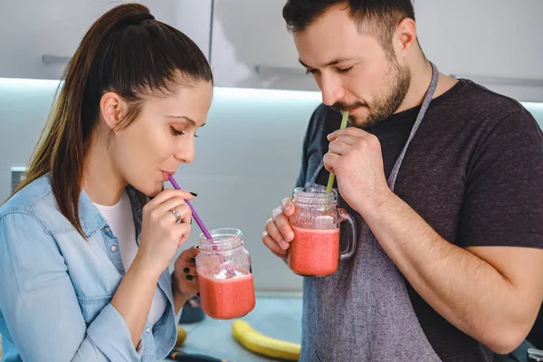 Jovem Casal Bebendo Smoothie Com Uma Palha Cozinha Sorrindo — Fotografia de Stock