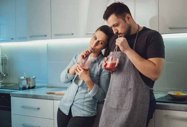 Esposa Apoiando Suavemente Seu Marido Cozinha Enquanto Bebe Smoothie — Fotografia de Stock