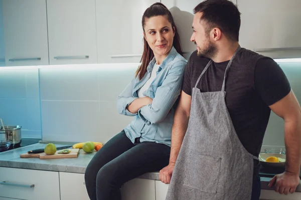 Casal Flertando Sorrindo Cozinha Enquanto Prepara Comida — Fotografia de Stock