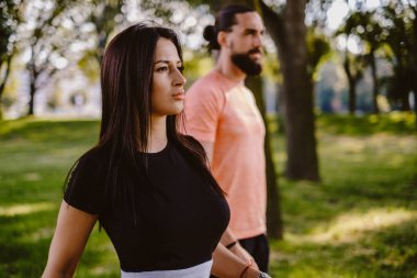 Ciddi uygun iki parkta yürüyor ve uzakta arıyorsunuz