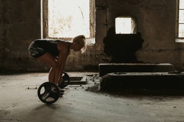 Crossfit kadın atlet Holding ve halter ve kaldırma önce odaklanarak