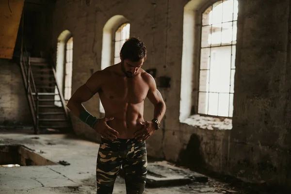 Male Crossfit Athlete Looking Checking His Abs — Stock Photo, Image