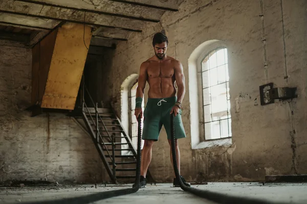 Musculoso Atleta Crossfit Masculino Descansando Mientras Sostiene Cuerdas Edificio Viejo — Foto de Stock