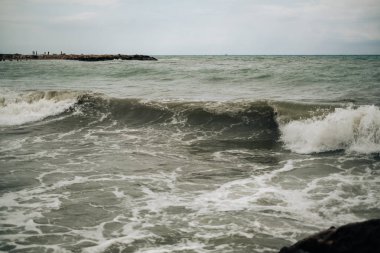 Dalgalar üzerinde bulutlu ve fırtınalı bir gün İspanya