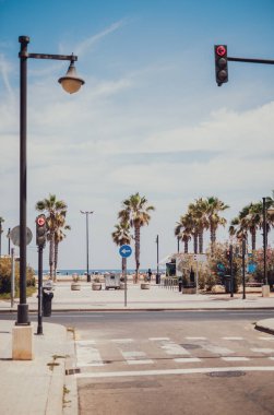 Valencia street trafik ışıkları ve plaj içinde belgili tanımlık geçmiş