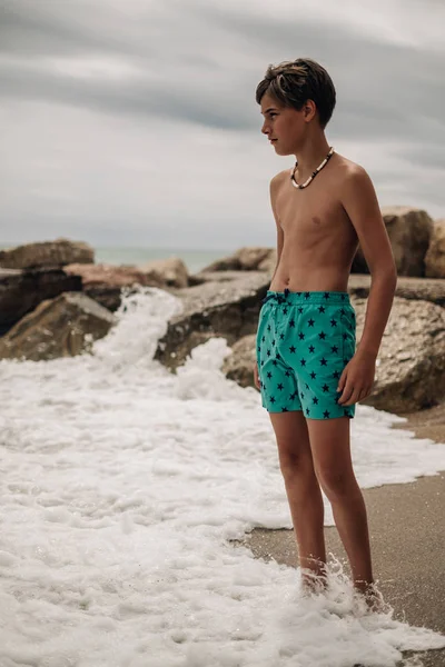 Boy Standing Beach Looking Far Away While Waves Hitting His — Stock Photo, Image