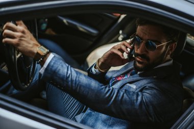 Arabayı kullanan ve cep telefonda konuşurken ciddi girişimci