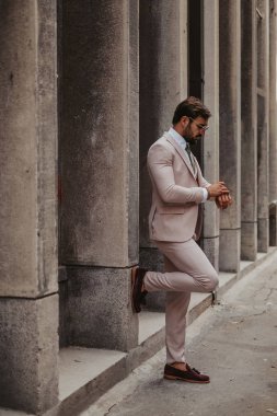 Bekleme ve bekleme duvara yaslandı iken bakarak onun memnun girişimci
