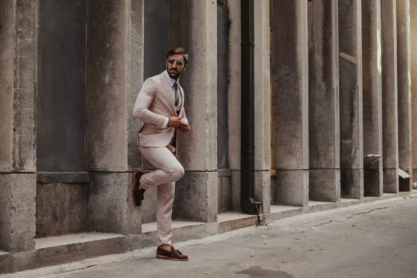 Entrepreneur Buttoning His Jacket While Waiting Street Leaned Building Sunny — Stock Photo, Image