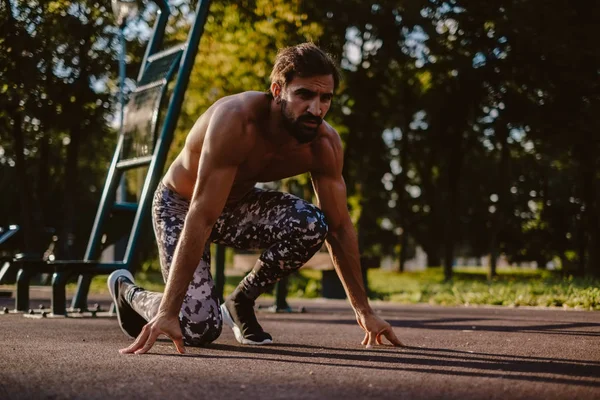 Athletischer Bärtiger Mann Laufstartposition Outdoor Fitnessstudio — Stockfoto