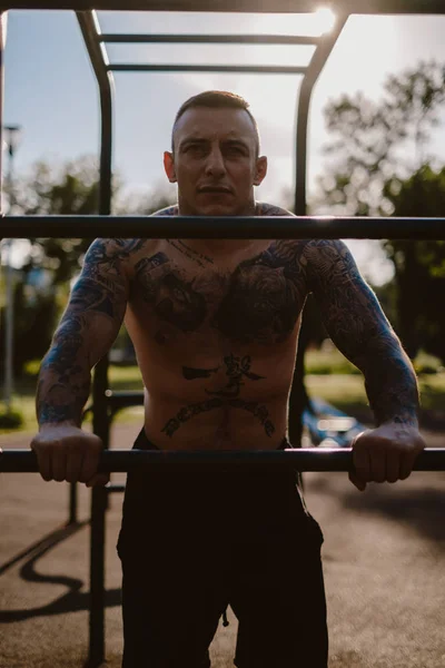 Luchador Tatuado Duro Sin Camisa Descansando Gimnasio Aire Libre Día — Foto de Stock