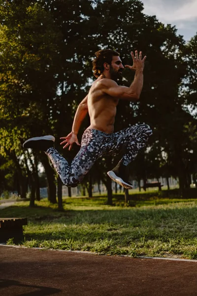 Barbudo Hombre Musculoso Salta Posición Correr Gimnasio Aire Libre Día —  Fotos de Stock