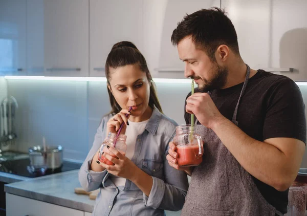 Uomo Sorridente Guardando Sua Ragazza Mentre Bevono Frullato Cucina — Foto Stock