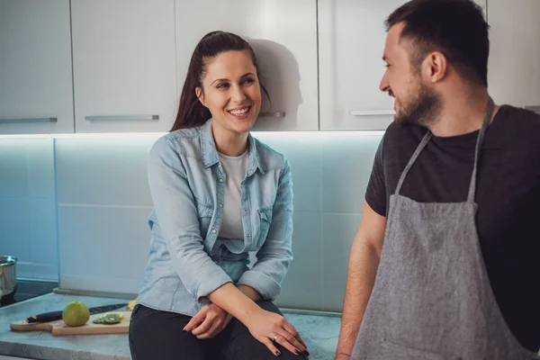 Menina Rindo Com Seu Namorado Enquanto Senta Bancada Cozinha Ele — Fotografia de Stock