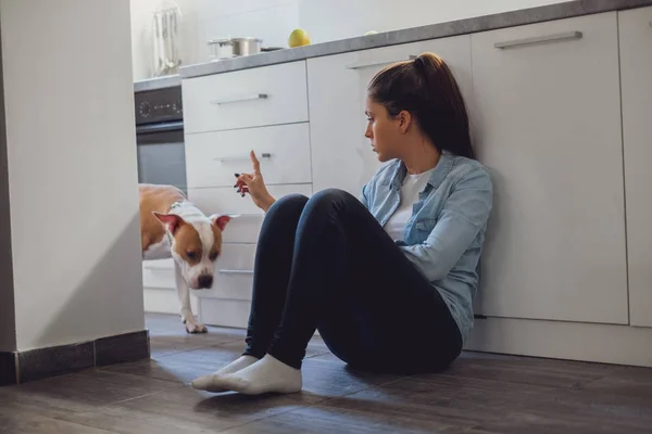 Mutfakta yerde otururken köpeğini azar kız