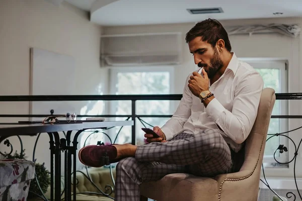Homem Olhando Para Telefone Celular Fumar Cigarro Eletrônico Café — Fotografia de Stock