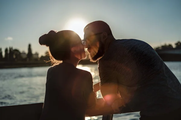 Pár Szerelmes Csók Folyónál Naplemente Gyönyörű Napsütéses Nap — Stock Fotó
