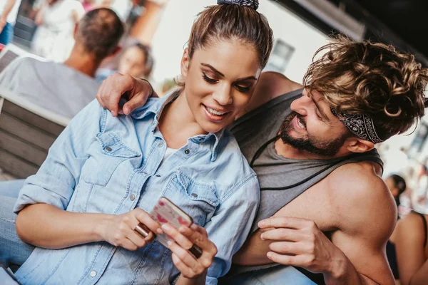Sorrindo Namorada Mostrando Telefone Celular Para Seu Namorado Feliz Enquanto — Fotografia de Stock