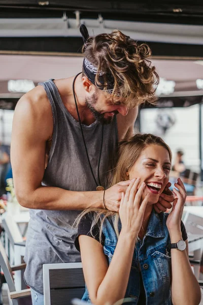 Homem Cócegas Sua Namorada Por Trás Café Enquanto Ela Está — Fotografia de Stock