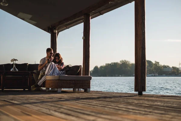 Pár Nemluvit Sedí Řeky Západu Slunce Krásný Podzimní Den — Stock fotografie