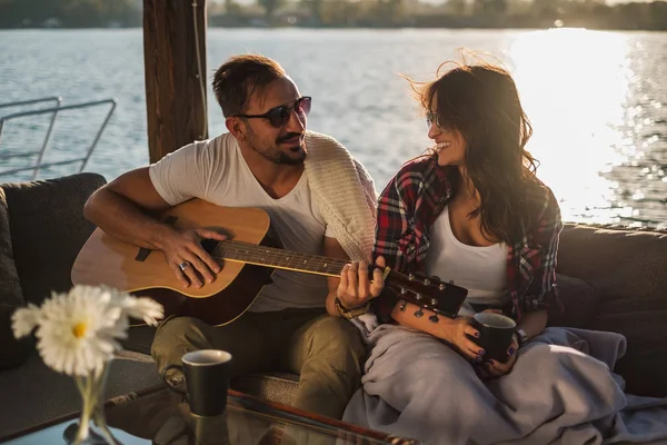 Homme Jouant Guitare Pour Petite Amie Bord Rivière Alors Elle — Photo