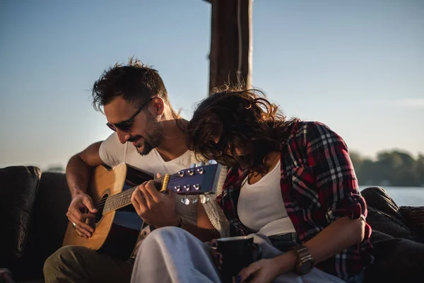 Uomo Che Suona Chitarra Mentre Sua Ragazza Distesa Sulla Sua — Foto Stock