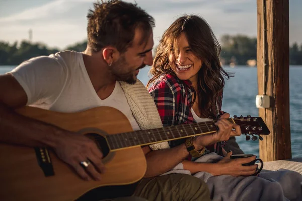 Fidanzata Ride Mentre Fidanzato Suona Chitarra Vicino Fiume Bellissimo Tramonto — Foto Stock