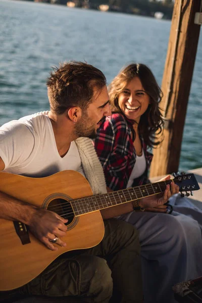 Kız Şarkı Nehrin Yanında Gitar Çalmak Erkek Süre Gülüyor Güzel — Stok fotoğraf