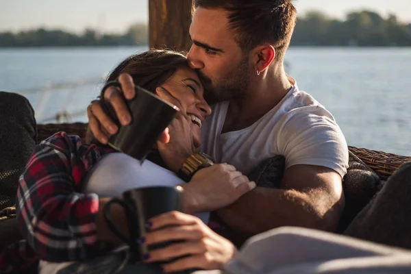 Novio Besando Novia Sonriente Frente Mientras Ella Está Acostada Cubierta — Foto de Stock