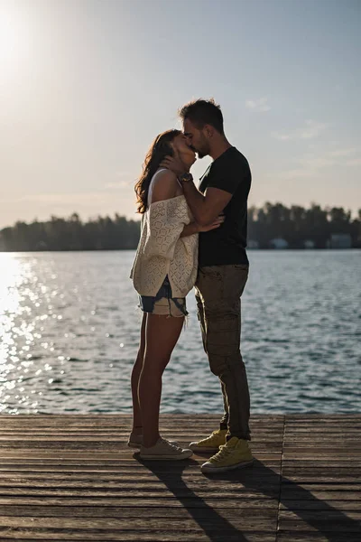 Pár Csókolózás Ragaszkodás Vádlottak Padján Folyó Naplemente Szép Őszi Nap — Stock Fotó