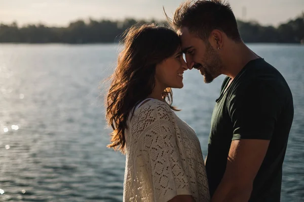 Joyeux Couple Amoureux Touchant Les Têtes Bord Rivière Coucher Soleil — Photo