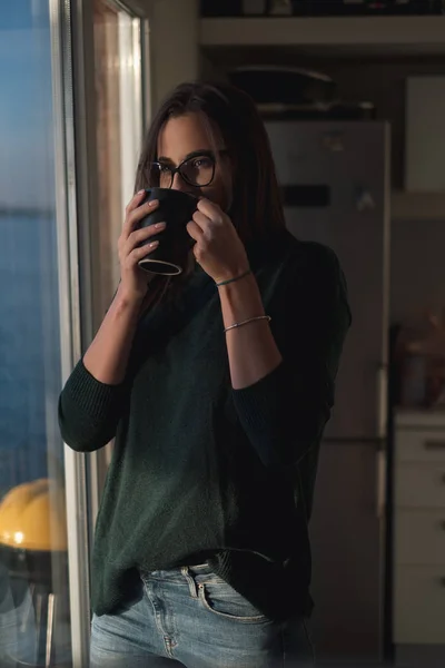 Meisje Met Bril Koffie Drinken Door Het Keukenraam Een Mooie — Stockfoto